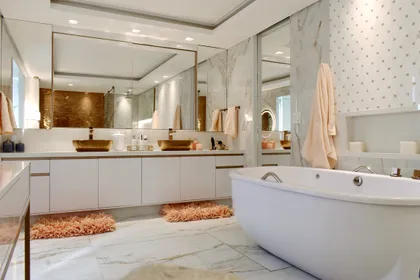 Baño moderno con bañera exenta y revestimiento de mármol — proyecto Projeto Destaque Club&Casa, por Marcia Motomatsu